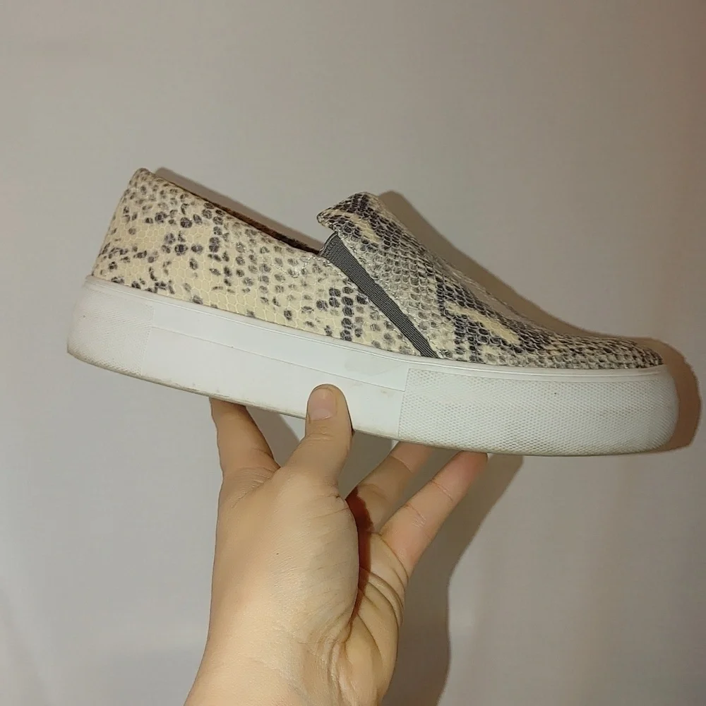 Vince Camuto Korli Women's Slip-On‎ Platform Sneaker 7 Natural Snake Print